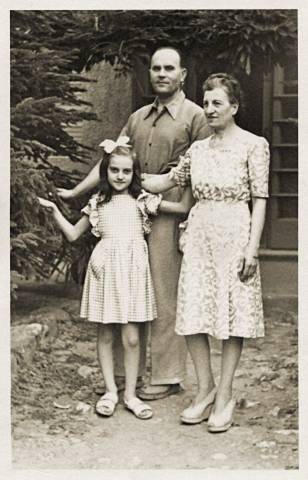 Alberta Rossana Bianchi con i genitori Virginio Bianchi ed Enrica Biagi nel giardino di casa (fotografia degli anni '40)