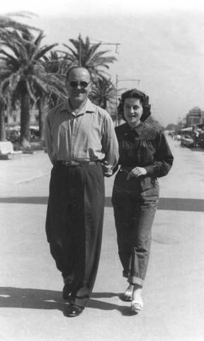 Alberta Rossana Bianchi a passeggio con il padre Virginio Bianchi (fotografia degli anni '50)