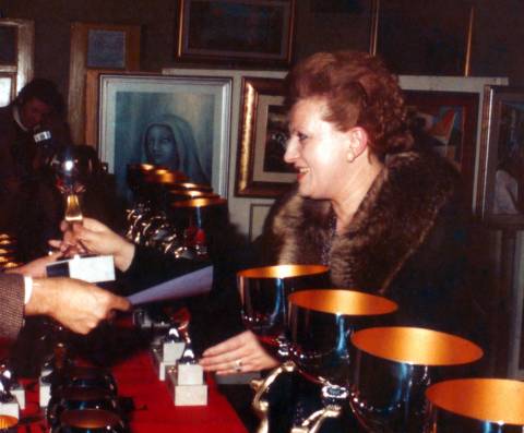 Alberta Rossana Bianchi ritira un premio (fotografia degli anni '80)
